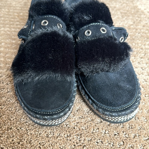 Black Fur Moccasins! 🖤 - Picture 4 of 4